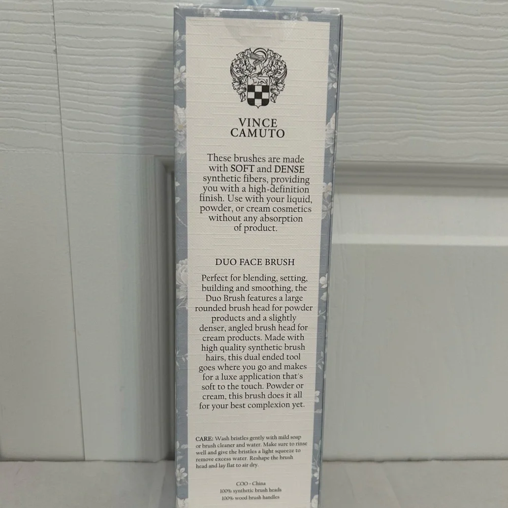 Vince Camuto Beauty Duo Face Brush | Dual-Ended Cream & Powder Makeup Brush. New - Picture 2 of 2